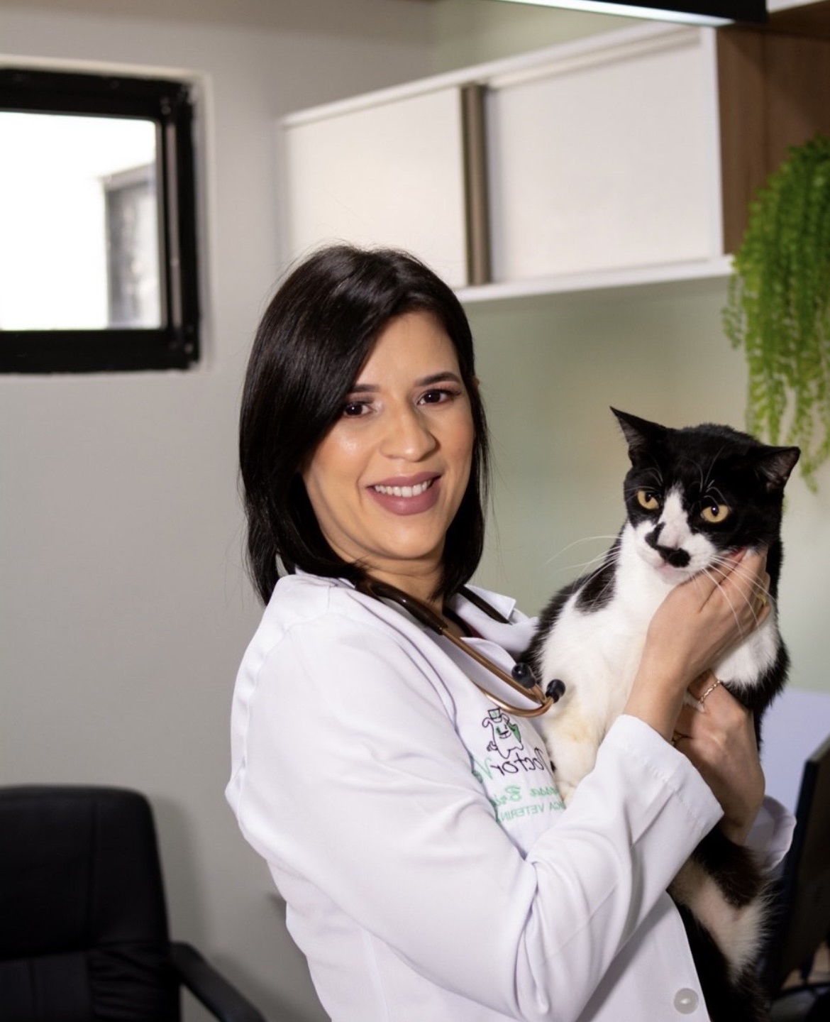 Dra. Vanessa Brígida com paciente felino